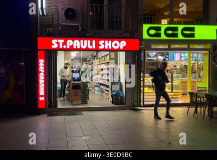 03.10.2025, Deutschland, Hamburg, Hamburg - Straßenszene an der Reeperbahn im Stadtteil St. Pauli. 00A251003D055CAROEX.JPG [MODELLVERSION: NEIN, EIGENSCHAFT Stockfoto