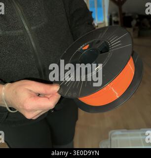 29.01.2026, Deutschland, Heidenau, Niedersachsen - Frau mit Filament (Kunststoffdraht) für 3D-Drucker auf einer Spule für den privaten Gebrauch. 00A260129D011CAROEX.JPG [ Stockfoto