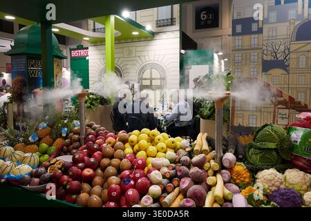 05.02.2026, Deutschland, Berlin, Berlin - Eine große Auswahl an Obst und Gemüse ist an einem Stand der Fruit Logistica zu sehen. Ein feiner Nebel wird über t gesprüht Stockfoto