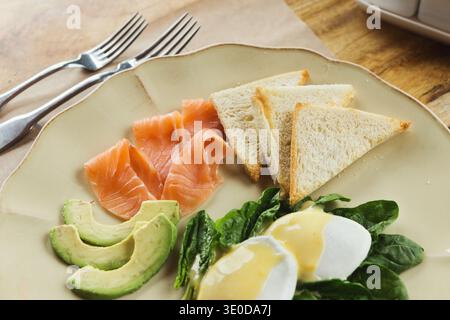 Gesundes Frühstück mit pochierten Eiern und geräuchertem salm Stockfoto