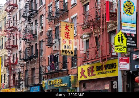 01.06.2025, USA, New York City, New York - Mott Street in Chinatown mit Gebäuden und farbenfrohen Schildern. 0SL250601D012CAROEX.JPG [MODELLVERSION: NICHT AP Stockfoto