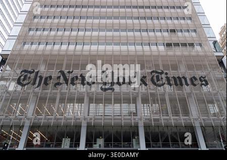 01.06.2025, USA, New York City, New York - Außenansicht des New York Times Tower mit dem Logo entlang der 8th Avenue in der Nähe des Times Square in Mid Stockfoto