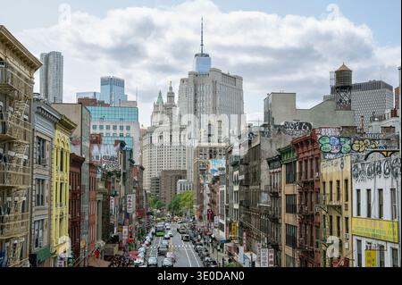 01.06.2025, USA, New York City, New York - Blick von der Manhattan Bridge von Chinatown entlang des East Broadway in Lower Manhattan und der Skyline mit ITS Stockfoto