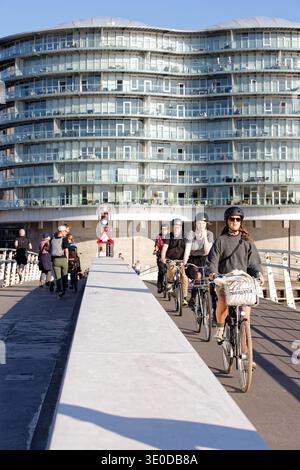 07.09.2025, Dänemark, Kopenhagen, - Radfahrer fahren auf der Bryggebroener Brücke. Bryggebroen ist eine Fußgänger- und Fahrradbrücke in Kopenhagen Stockfoto