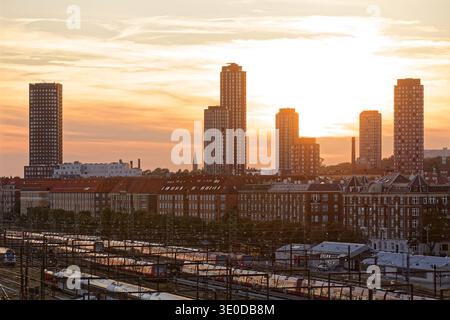 07.09.2025, Dänemark, Kopenhagen, - Abendlicht am Bahnhof Dybbolsbro. Der S-Bahnhof Dybbolsbro ist ein zentraler Verkehrsknotenpunkt in Kopenhagen Stockfoto
