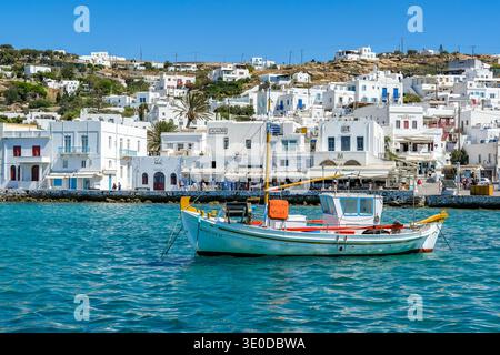 01.09.2025, Griechenland, Mykonos, Mykonos - Fischerboote liegen im alten Hafen von Mykonos-Stadt, Mykonos Chora. Mykonos gehört zu den Kykladen-Inselgro Stockfoto