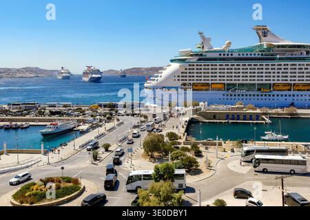 02.09.2025, Griechenland, Mykonos, Mykonos - neuer Hafen von Mykonos, Kreuzfahrtschiff am Kai im neuen Hafen vor der Skyline von Mykonos Stadt. In Stockfoto