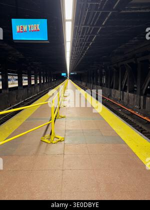 Einer der vielen U-Bahnsteige in der Grand Central Station in New York ist leer von Fahrgästen. Stockfoto