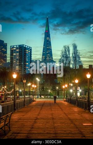Die Transamerica Pyramid erhebt sich über der Skyline von San Francisco, von einem Pier am Wasser aus gesehen in der Abenddämmerung. Stockfoto