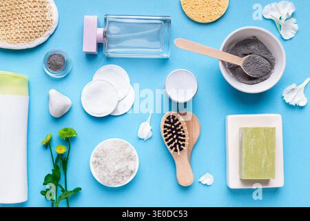 Hausgemachtes kosmetisches Tonpulver und verschiedene Spa-Produkte Stockfoto