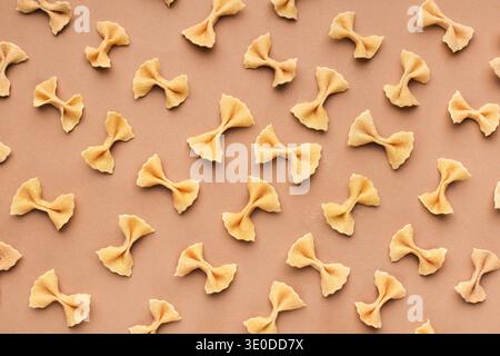 Fliege mit italienischem Pasta-Fartalle-Muster auf rosafarbenem Hintergrund Stockfoto