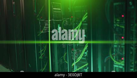 Anzeigen von Server-Racks im Serverraum, mit gelben grünen Kabeln, roten LEDs und Hologrammkreuzen Stockfoto