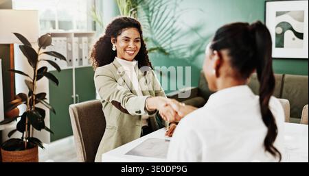 Hände schütteln, Vertrags- und Geschäftsfrauen im Amt für Partnerschaft, Abschluss oder Finanzabkommen. Meeting, Handschlag und Finanzmanager mit Stockfoto