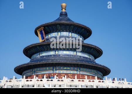 14. September 2025 - Peking, China: Ein majestätischer, mehrstöckiger Rundtempel mit goldenem Turm und kunstvollem Dach vor einem klaren, leuchtend blauen Himmel in der Th Stockfoto