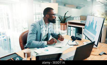 Schwarzer Mann, Computer und Stress mit Diagrammen im Büro mit Brille, Rezension und Flare bei Investmentgesellschaft. Afrikanische Person, Broker und frustriert mit Stockfoto