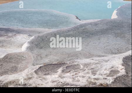 Der Eindruck der Travertine in der Nähe der Stadt Pamukkale in der Türkei Stockfoto
