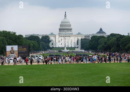 Während der von Präsident Trump am 14. Juni 2025 angeordneten Parade zum 250. Jahrestag der Armee warten die Menschen in der Schlange, um die Ausrüstung der US-Armee auf dem Union Square in der Nähe des Capital Building in Washington DC zu sehen. Stockfoto