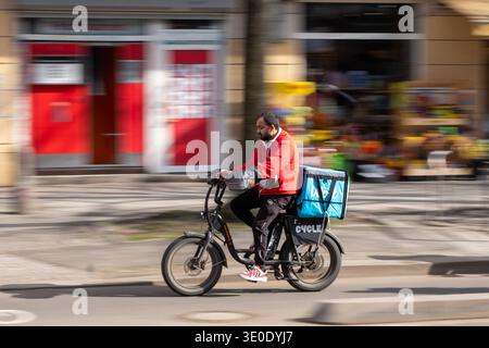 Fahrer des Essensliederdienstes WOLT unterwegs in Berlin. / Fahrer des WOLT Food Delivery Service auf der Straße in Berlin. Lieferservice *** Fahrer des WOLT Food Delivery Service auf der Straße in Berlin Fahrer des WOLT Food Delivery Service auf der Straße in Berlin Delivery Service sp2026031120323.jpg Stockfoto