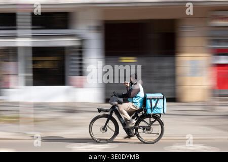 Fahrer des Essensliederdienstes WOLT unterwegs in Berlin. / Fahrer des WOLT Food Delivery Service auf der Straße in Berlin. Lieferservice *** Fahrer des WOLT Food Delivery Service auf der Straße in Berlin Fahrer des WOLT Food Delivery Service auf der Straße in Berlin Delivery Service sp2026031120340.jpg Stockfoto