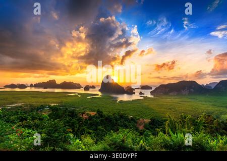 Samet Nangshe Aussichtspunkt bei Sonnenaufgang in Phang nga, Thailand. Stockfoto