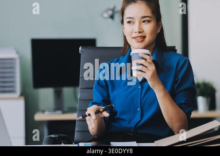 Junge asiatische Geschäftsfrau hält Vortrag Stockfoto