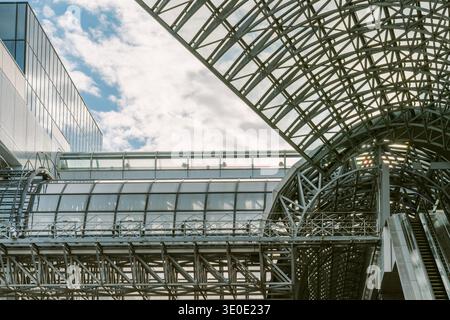 Die moderne Architektur des Bahnhofs Kyoto mit Glas- und Stahlhauben und Rolltreppen Stockfoto