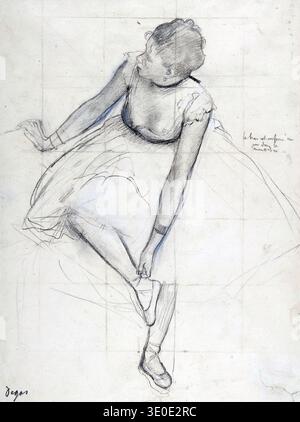 Diese fesselnde Skizze von Edgar Degas aus dem Jahr 1880 mit dem Titel „Dancer Adjusting her Slipper“ zeigt eine sitzende Ballerina in einem Moment der Ruhe, die sich eng auf ihre Schuhe konzentriert. Degas, ein Meister der Bewegung und des gewöhnlichen Lebens, benutzte Kohle und Bleistift, um die Figur mit einem Gefühl von fließender Anmut und spontaner Beobachtung darzustellen. Stockfoto