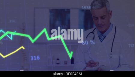 Schreibender Arzt in der Klinik mit Notizen auf Clipboard-Laborkitt-Stethoskop-Datenüberlagerung, Kopierraum Stockfoto