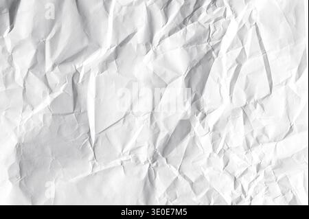 Zerknittertes weißes leeres Blatt als Textur oder Hintergrund, langes Bild des gefalteten Papiers, Draufsicht Stockfoto