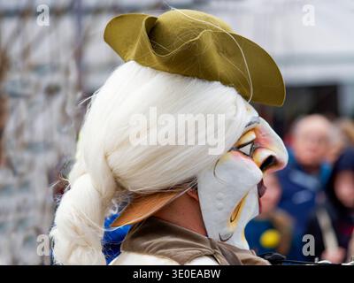 Nahaufnahme des traditionellen Karnevalsschauers in ausdrucksstarker weißer Maske Stockfoto
