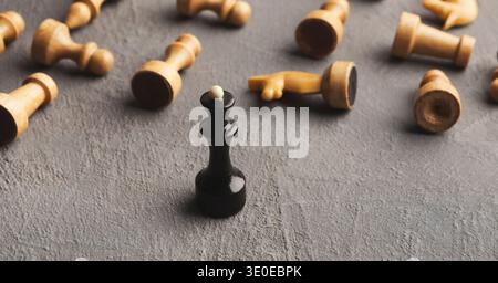 Schwarze Schachkönigin schlägt Weiße auf grauem Hintergrund Stockfoto