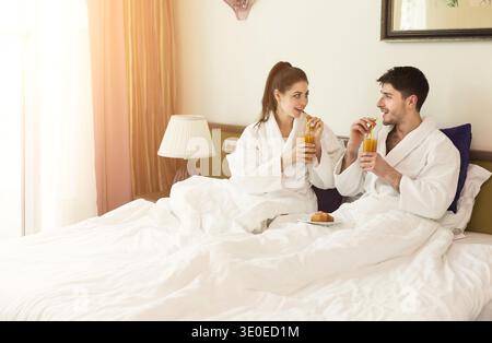 Wunderschönes junges Paar, das sich im Hotel erholt Stockfoto