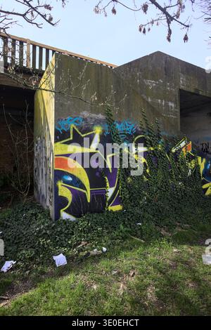 Betonbau mit einer Treppe, mit Graffitis bemalt, in einem Park an einem sonnigen Tag Stockfoto