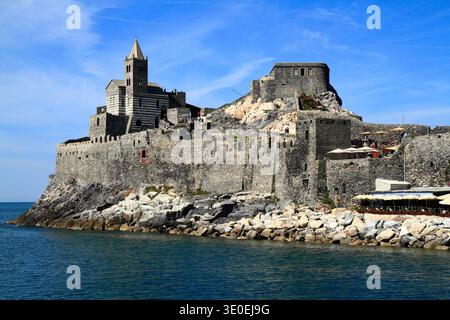 Die antike Kirche San Pietro mit markanter gestreifter Steinarchitektur steht auf einer zerklüfteten Klippe in Portovenere, Italien Stockfoto