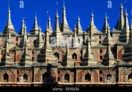 Besucher bewundern die einzigartige Architektur von Mohnyin Thambuddhei Paya in Monywa Myanmar. Es verfügt über viele Türme und farbenfrohe Kunstwerke. Stockfoto