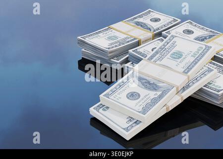 Stapel von Hundert-Dollar-Scheinen, gebunden mit Bändern, die auf einer dunklen reflektierenden Oberfläche vor einem blauen Himmel liegen. Finanzieller Erfolg, Wohlstand, Bankwesen, Stockfoto