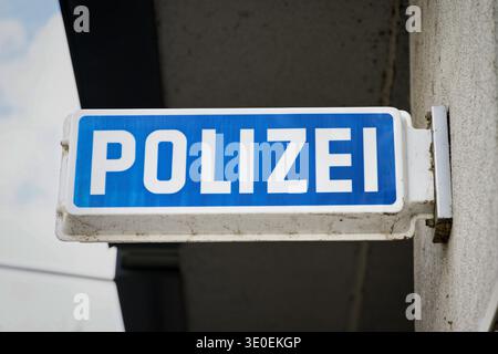Verwittertes Polizei-Schild an einer Außenwand im Kölner Stadtzentrum (Hansaring). Authentische Aufnahme der städtischen Strafverfolgungsbehörden in Köln Stockfoto