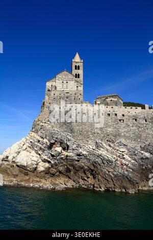 Die antike Kirche San Pietro mit markanter gestreifter Steinarchitektur steht auf einer zerklüfteten Klippe in Portovenere, Italien Stockfoto