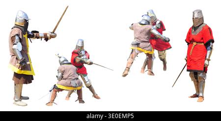 Ritter in voller Rüstung treffen in einer actiongeladenen mittelalterlichen Schlachtszene mit Schwertern aufeinander. Stockfoto