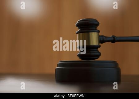 Nahaufnahme eines Richterhammers auf einer dunklen Holzoberfläche. Minimalistische Komposition mit Fokus auf Gerechtigkeit und Macht. Geeignet für Verbrechen, Bestrafung, Gesetzgebung Stockfoto