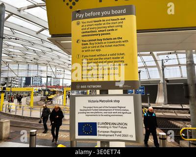 Manchester, Großbritannien - 15. Februar 2026: Straßenbahnhaltestelle Victoria Metrolink in Manchester, Großbritannien, mit Ticketschild, Bahnsteigen und Pendlern. Stockfoto
