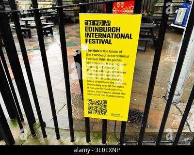 Edinburgh, Schottland, Vereinigtes Königreich - 15. Februar 2026: Gelbes Informationsschild für das Edinburgh International Festival auf schwarzem Geländer außerhalb einer Ra Stockfoto