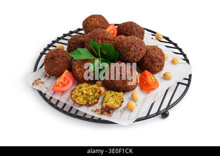 Stehen Sie mit köstlichen Falafelbällchen, Kichererbsen und Tomaten auf weißem Hintergrund Stockfoto