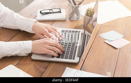 Frau, die im Büro arbeitet, Hand auf der Tastatur aus der Nähe Stockfoto