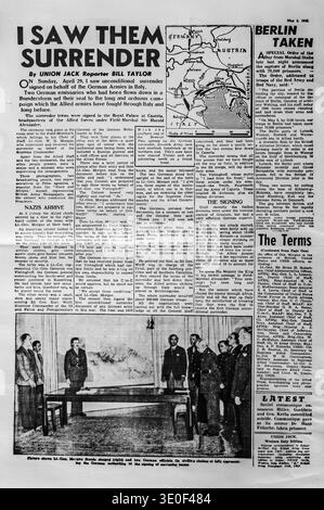 Archivseite der Zeitung Union Jack vom 3. Mai 1945. Das Hauptmerkmal „Ich sah sie kapitulieren“ enthält einen Augenzeugenbericht über die deutsche Kapitulation im Königspalast von Caserta. Es enthält eine Karte von Norditalien und Österreich, einen Bericht über Berlins Fall an die sowjetischen Truppen und ein Foto von Generalleutnant. Morgan mit deutschen Beamten. Dieses Dokument beschreibt das endgültige Ende des Italienischen Feldzugs und den Zusammenbruch des Dritten Reiches in Europa. The Union Jack war eine Tageszeitung der British Army Newspaper Unit. Stockfoto