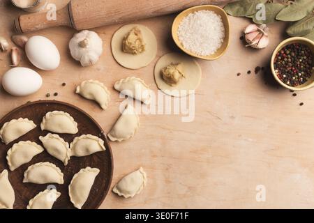 Draufsicht auf Rohkartoffeln, Kopierraum. Stockfoto