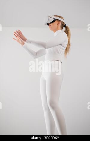 Frau mit Virtual-Reality-Kopfhörer Stockfoto