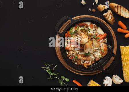 Fleisch- und Gemüseragout auf schwarzem Tisch, Draufsicht Stockfoto
