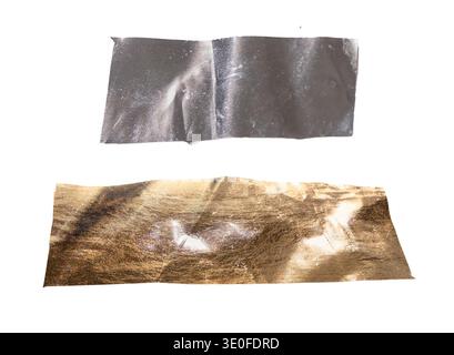 Set aus zerknitterten Metallfolienstreifen in Silber- und Goldtönen mit reflektierender Oberfläche, Falten und Falten. Abstrakte strukturierte Elemente, geeignet für Stockfoto
