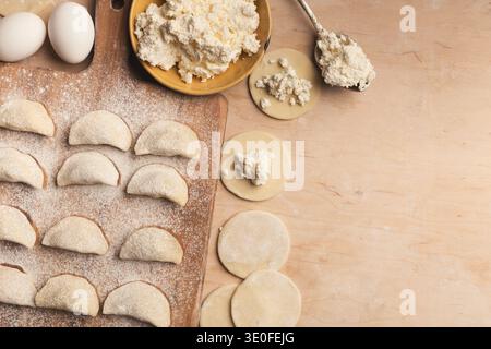 Collage aus Teig und Käse für die traditionelle Gebäck-Herstellung in einem gemütlichen Küchenbereich Stockfoto